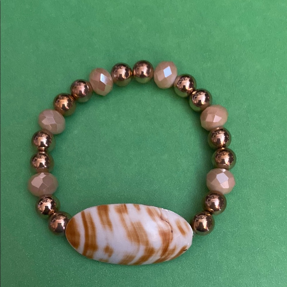 Elegant Gold and Cream Beaded seashell Bracelet